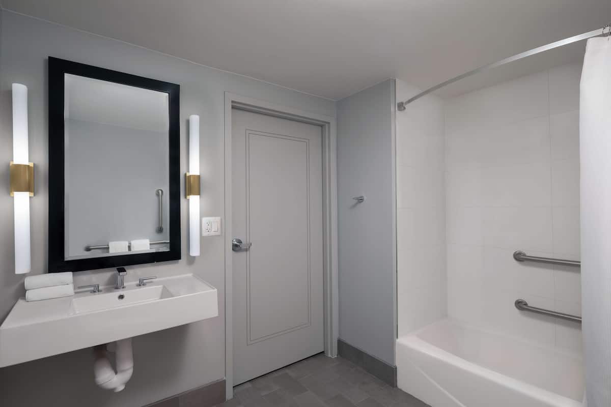 Douche cascade, articles de toilette (gratuits), séchoir à cheveux