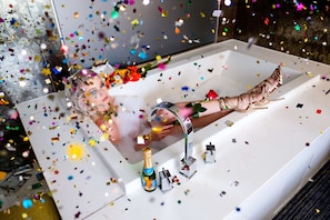Suite supérieure, 1 chambre | Salle de bain | Douche cascade, articles de toilette (gratuits), séchoir à cheveux