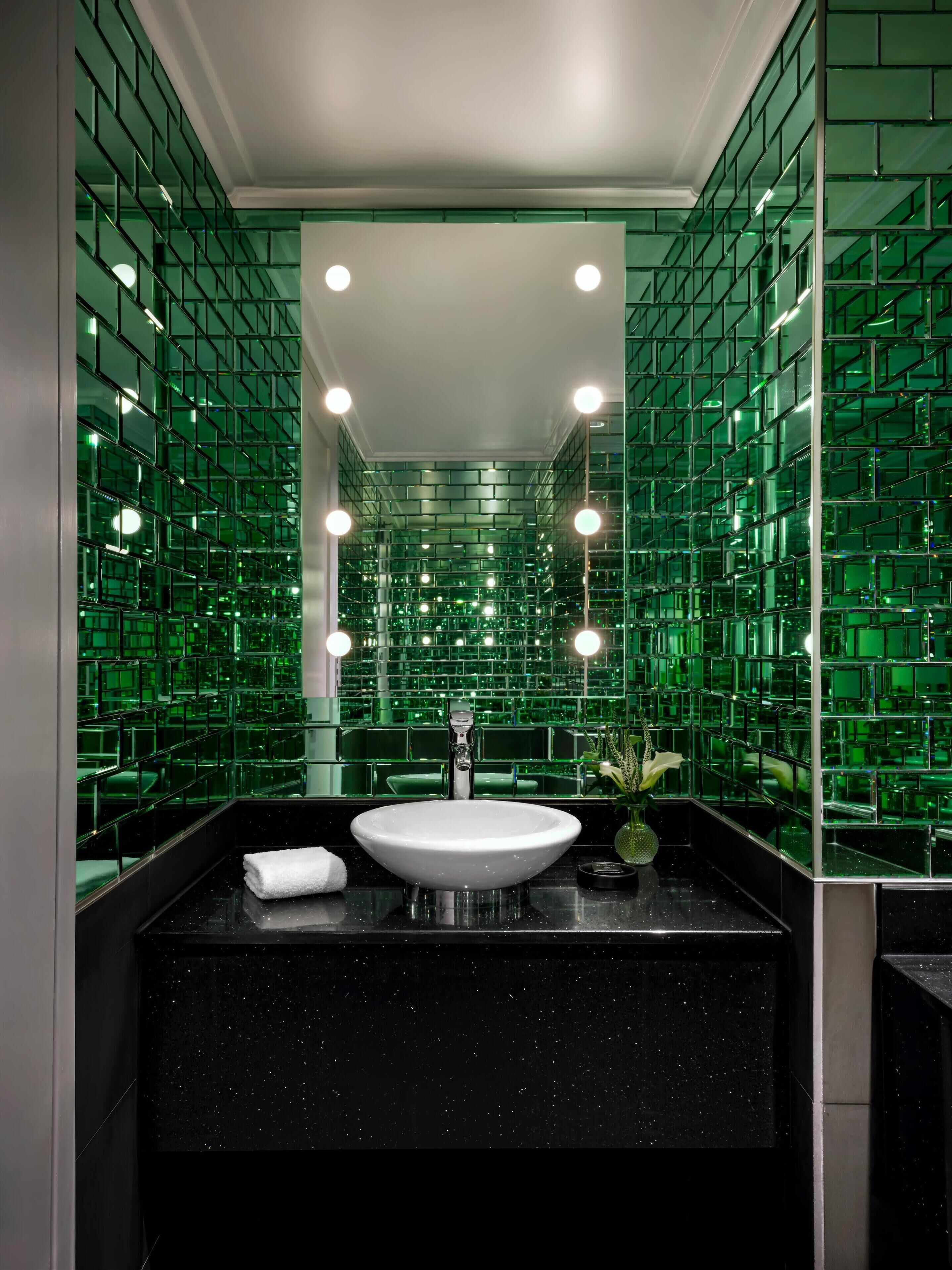 rainfall showerhead, free toiletries, hair dryer, towels