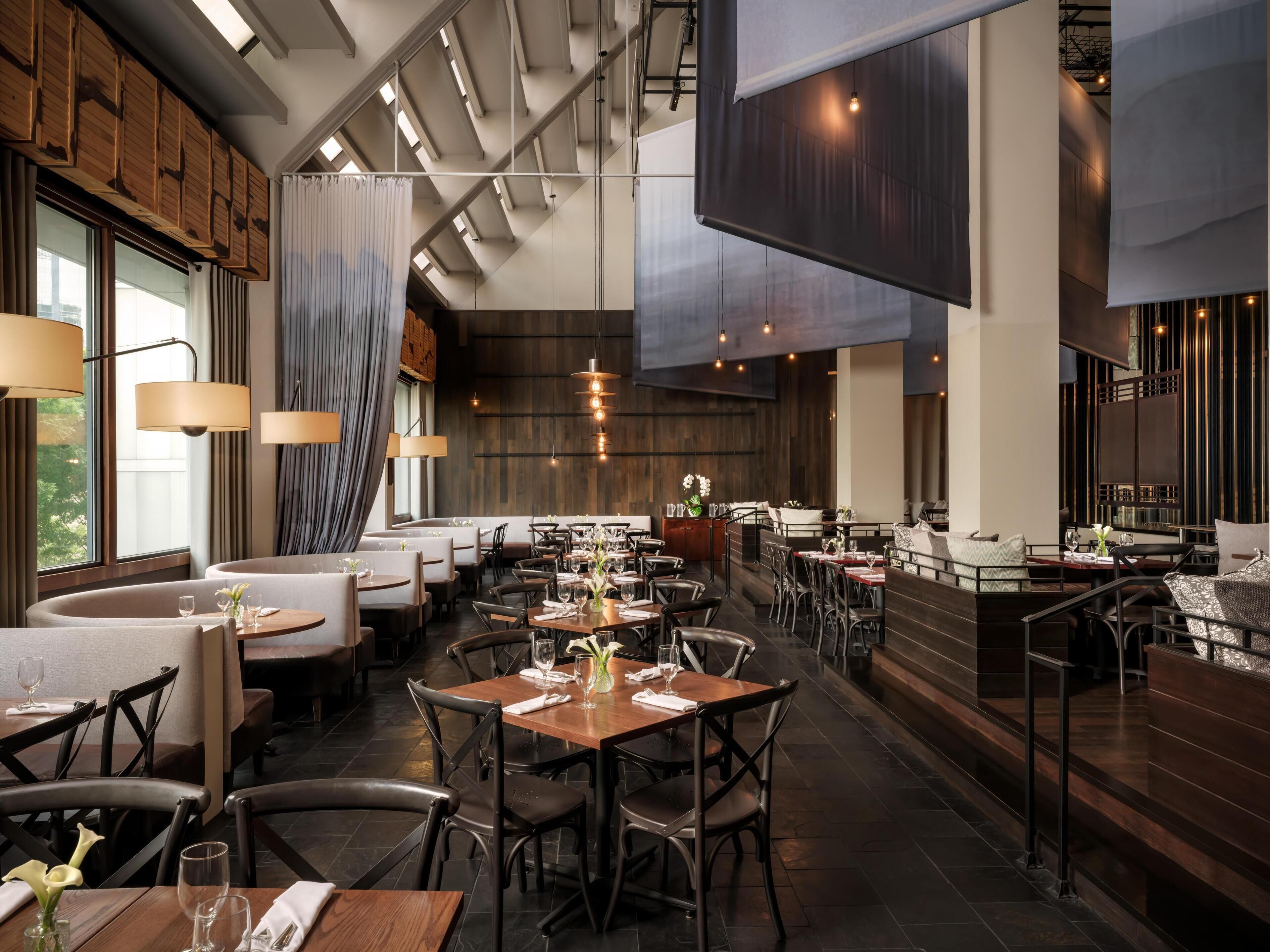 Desayuno completo diario (USD 25 por persona)