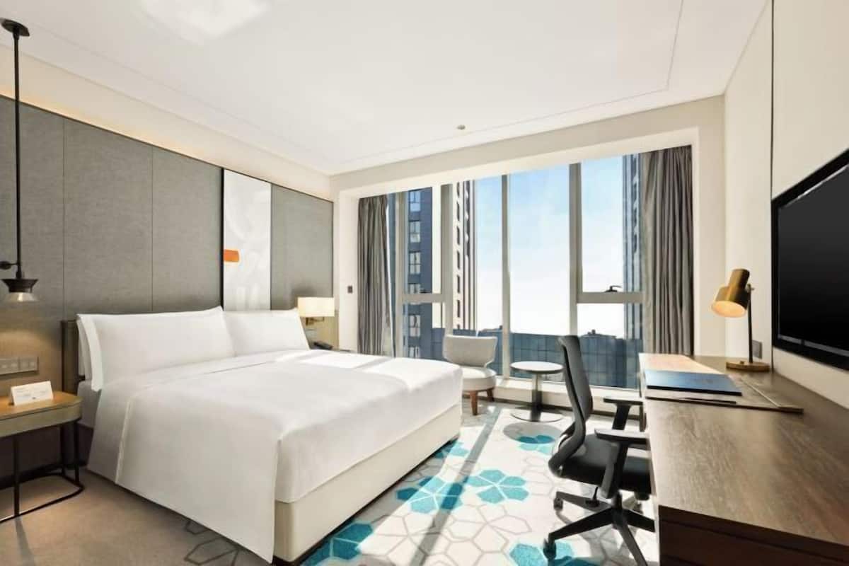 Premium bedding, down comforters, minibar, in-room safe