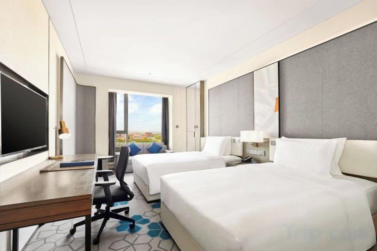 Premium bedding, down comforters, minibar, in-room safe