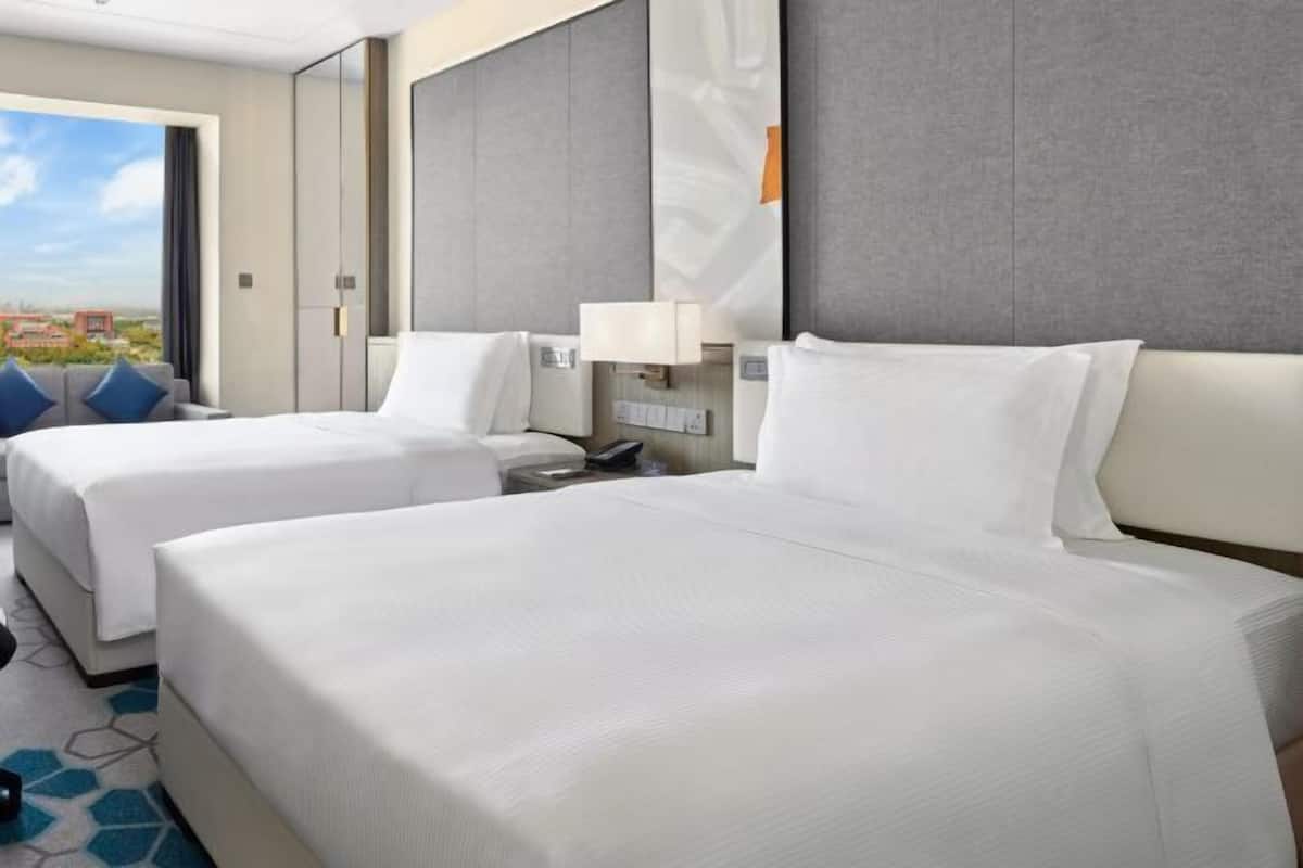 Premium bedding, down comforters, minibar, in-room safe