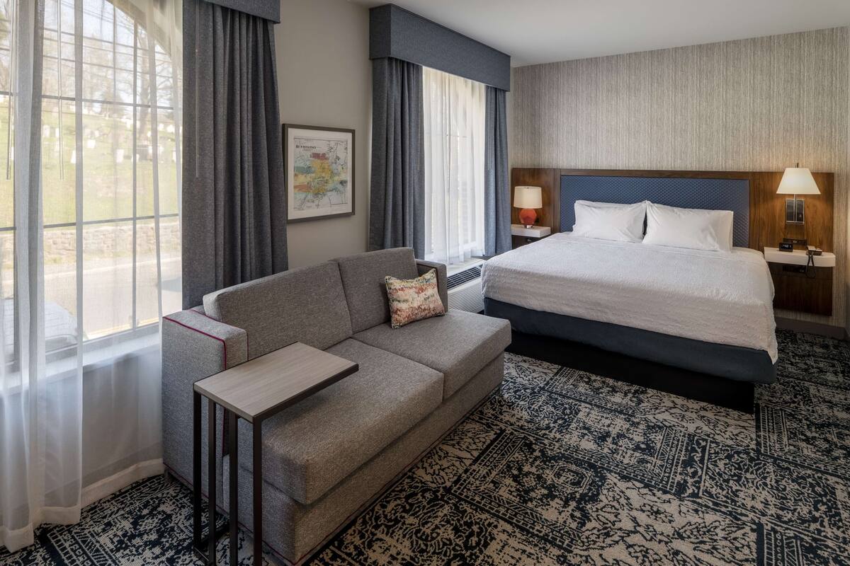 Studio, 1 King Bed with Sofa bed (Wet Bar & Work Area) | Living area