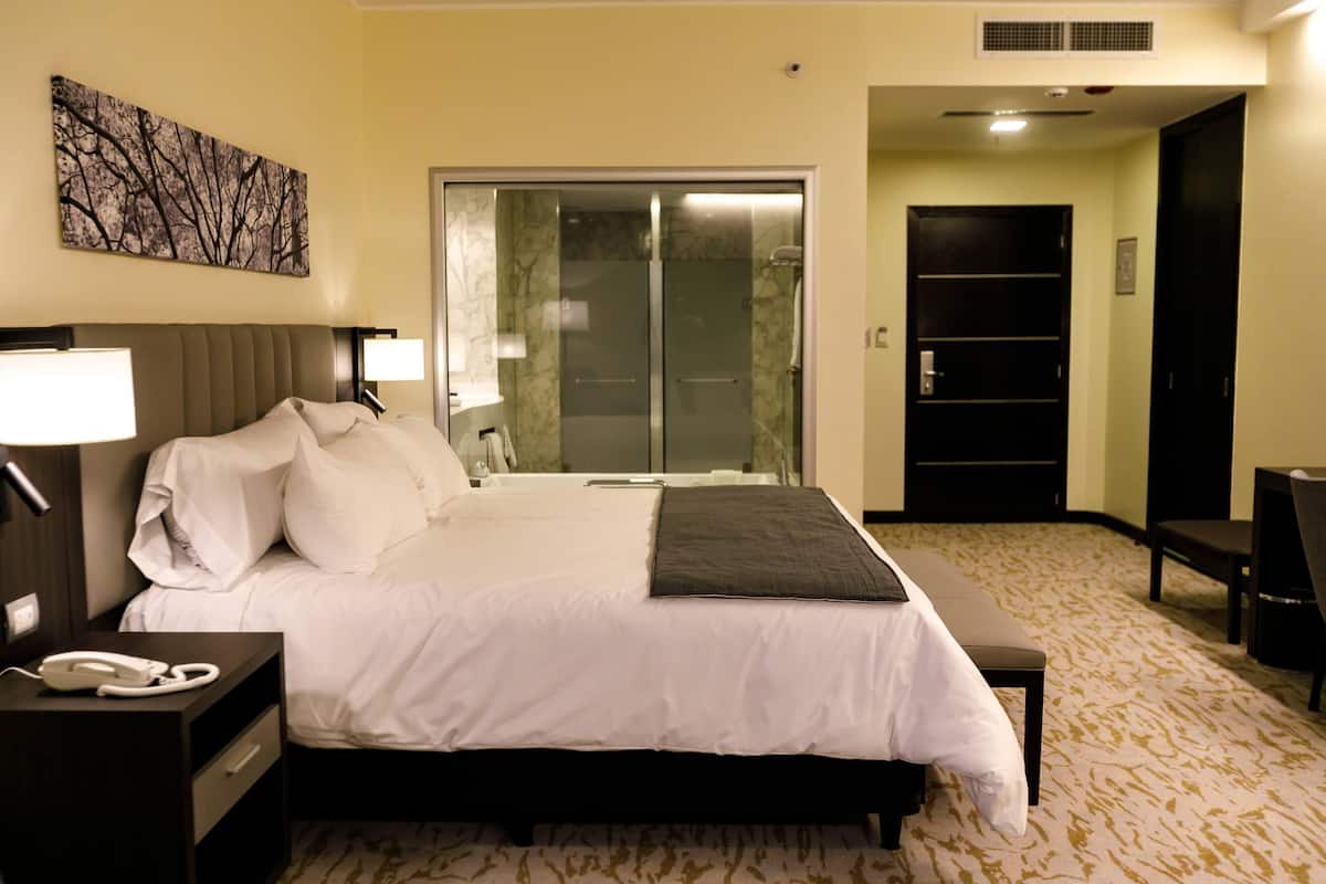 Junior-Suite, 2 Doppelbetten | 1 Schlafzimmer, Daunenbettdecken, Pillowtop-Betten, Minibar