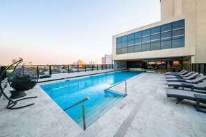 A rooftop pool with a clear view of the city skyline, a modern building with large windows, and sun loungers. - Hilton Garden Inn Santiago del Estero (Santiago del Estero)