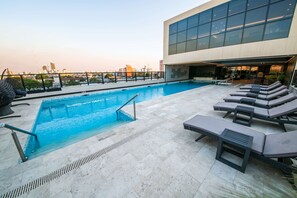 Piscina coperta, piscina stagionale all'aperto