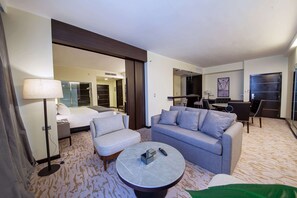 Down comforters, pillowtop beds, minibar, in-room safe - Hilton Garden Inn Santiago del Estero (Santiago del Estero)