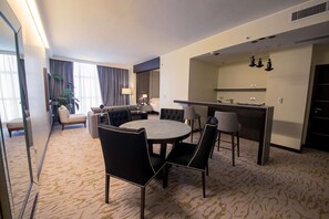 Presidential Suite, 1 King Bed | Living area | 55-inch Smart TV with cable channels, TV, offices - Hilton Garden Inn Santiago del Estero (Santiago del Estero)