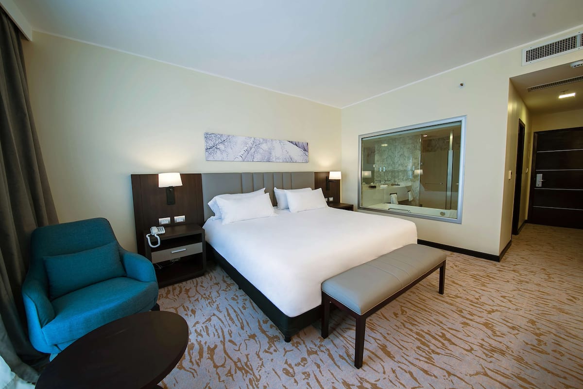 Zimmer, 1 King-Bett | 1 Schlafzimmer, Daunenbettdecken, Pillowtop-Betten, Minibar