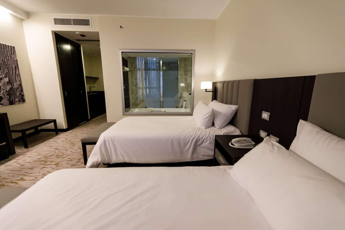 Deluxe-Zimmer, 2 Doppelbetten | 1 Schlafzimmer, Daunenbettdecken, Pillowtop-Betten, Minibar
