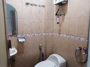 A bathroom with a toilet, sink, and shower. - Super OYO 90382 Hotel Sarah Sukabumi (Sukabumi)