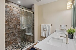 Dusche, Haartrockner, Handtücher