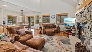 Televisión, chimenea y reproductor de DVD 