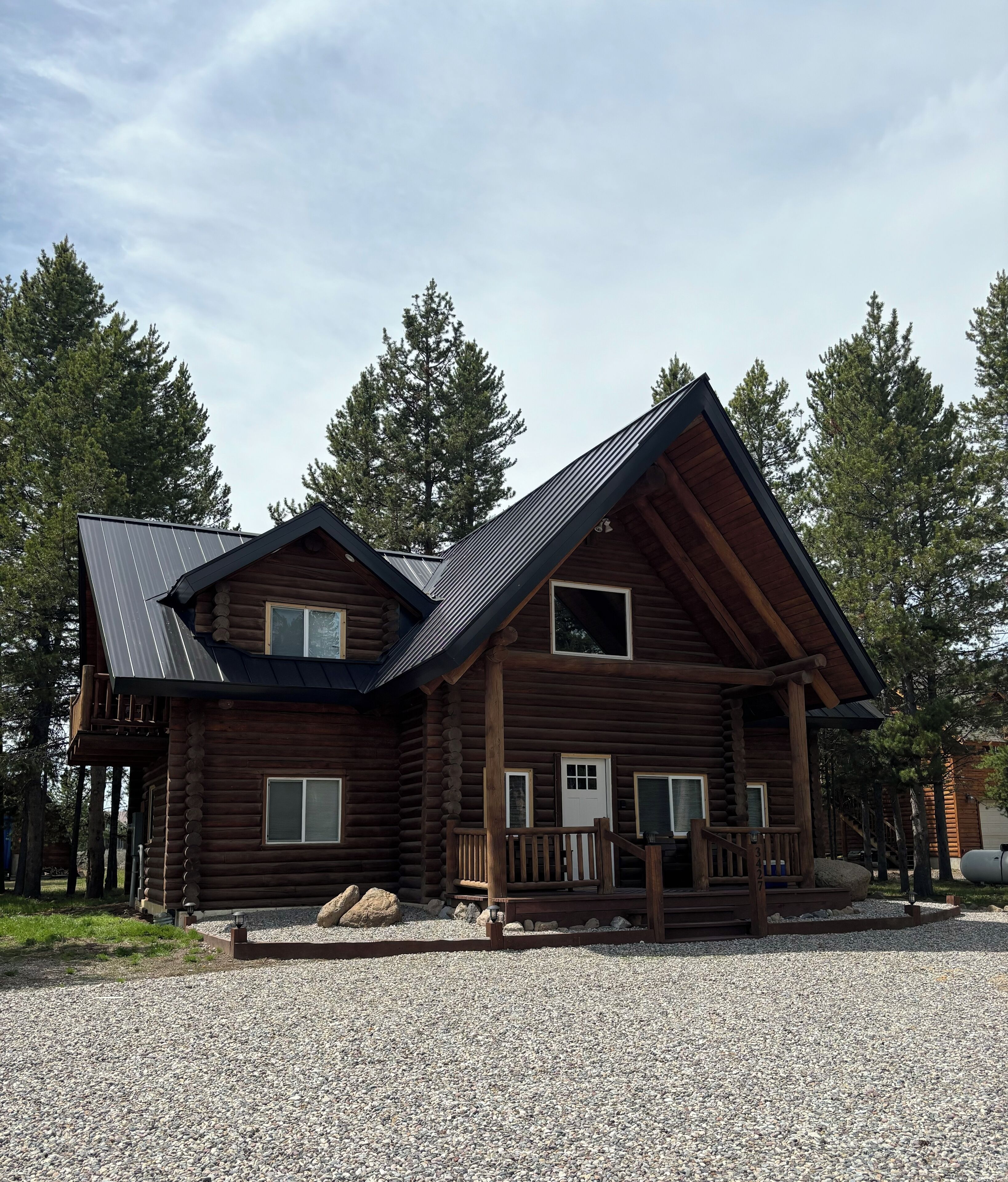 Cozy Cabin Getaway {DBL Master Suites!}  40 minutes to West Yellowstone