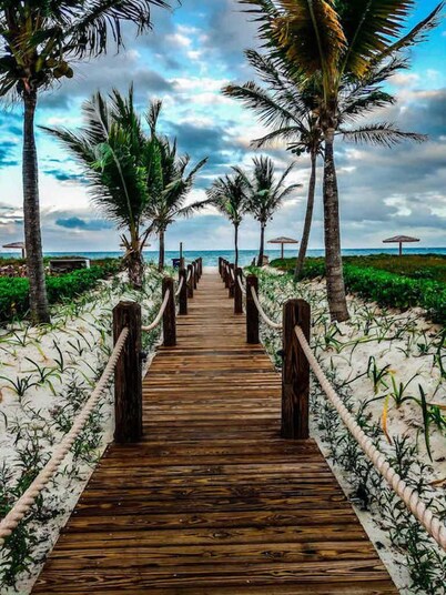 3 bedroom beachfront penthouse with stunning views!