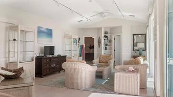 Smart TV, DVD player, livros, aparelho de som