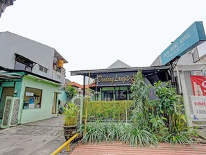 A building with a sign that reads 'Dining Langit' and another sign for 'GRIYA NOUMI HOTEL.' - OYO 90361 Griya Noumi Syariah (Surabaya)