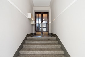 아파트, 침실 2개, 발코니 | 거실 공간