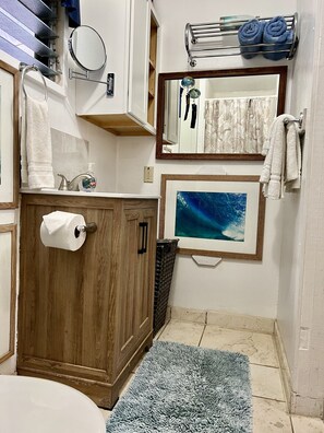 Dusche, Haartrockner, Handtücher, Toilettenpapier