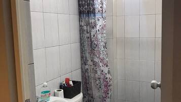 Serviettes fournies, papier toilette