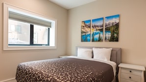 2 bedrooms, iron/ironing board, travel cot, free WiFi - Luxury. Steps to the Timberline Chairlift (Fernie)