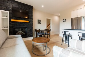 Smart TV, fireplace