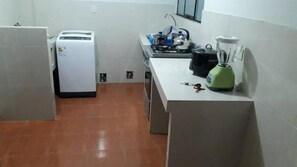 Køleskab, mikrobølgeovn, ovn, blender