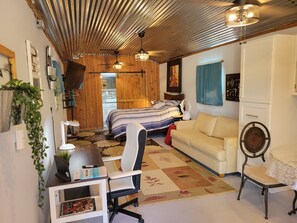 1 bedroom, desk, free WiFi, bed sheets - Modern Style Cabin with deck to watch ranch animal (Kempner)