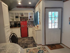 Fridge, microwave, coffee/tea maker, electric kettle - Modern Style Cabin with deck to watch ranch animal (Kempner)