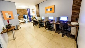 A modern office with multiple workstations, a reception area, and a wooden accent wall. - Asppen (Chapecó)