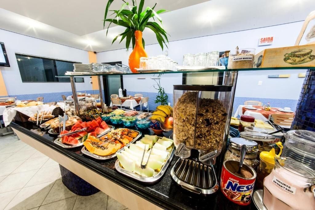Un bufé con diferentes opciones de comida y una máquina de café Nescafé.