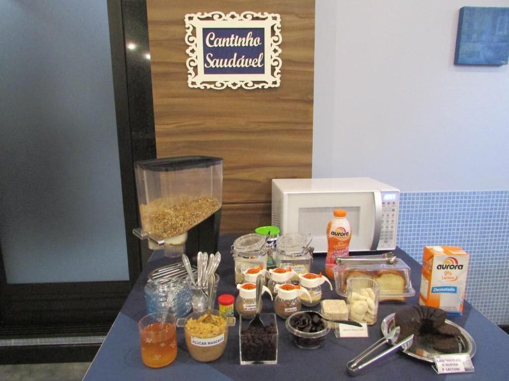 Una mesa de desayuno buffet con diversos alimentos y condimentos.