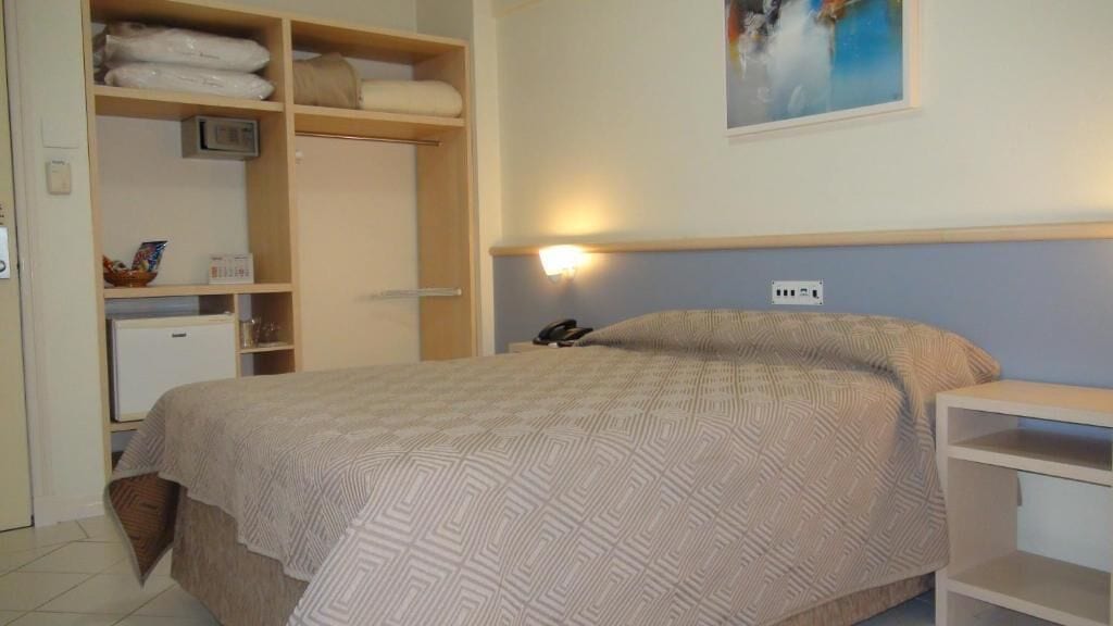 Frigobar, cofres nos quartos, Wi-Fi de cortesia, roupa de cama