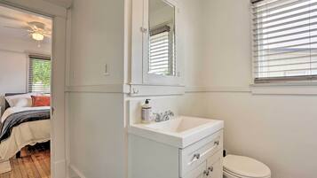 Kostenlose Toilettenartikel, Haartrockner, Handtücher