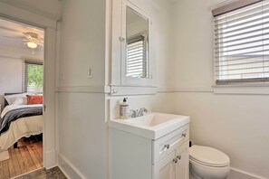 Kostenlose Toilettenartikel, Haartrockner, Handtücher