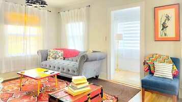 Smart TV, fireplace, books, music library