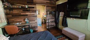 1 bedroom, desk, free WiFi, bed sheets