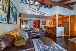 TV, caminetto, tavolo da calcetto, tavolo da ping pong