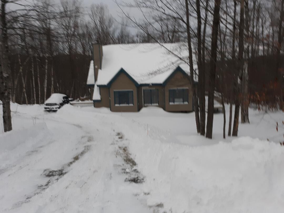 Beautiful Mt area with beautiful scenic views; 6 miles to Mount Snow Ski Resort.