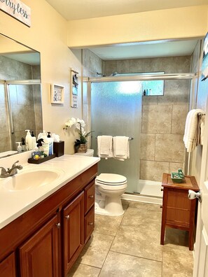 Dusche, Haartrockner, Handtücher