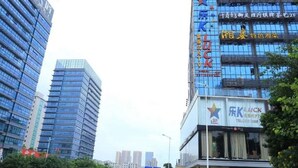 A hotel with multiple floors and a prominent sign with the name 'LUCK'. - Hanting Hotel (Shenzhen)