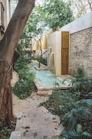 Una piscina al aire libre