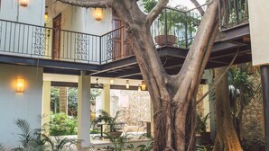 A tree with a balcony on a building. - TreeHouse Boutique Hotel - Adults Only  (Mérida)