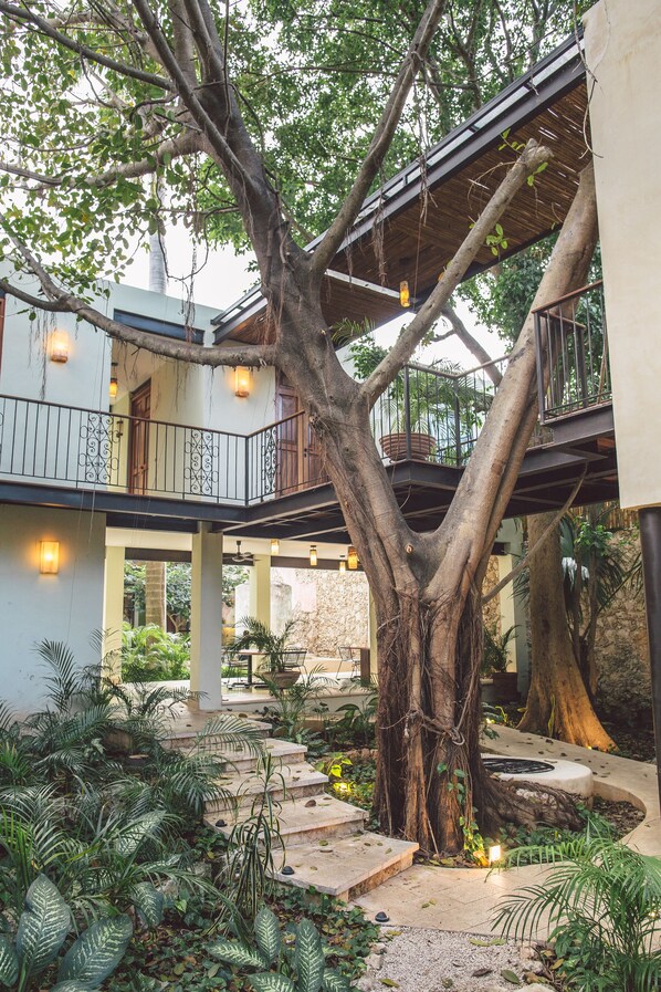 A tree with a balcony on a building. - TreeHouse Boutique Hotel - Adults Only  (Mérida)