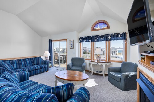 5432- Mangoes Beach House, Semi-oceanfront Nags Head home!