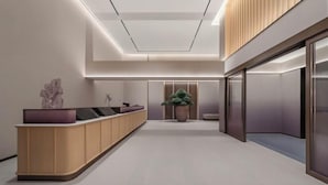 A modern lobby with a reception desk, a large potted plant, and a minimalist design. - Ji Hotel (Xi'an High-Tech Zone Tangyan Road) (Xi'an)