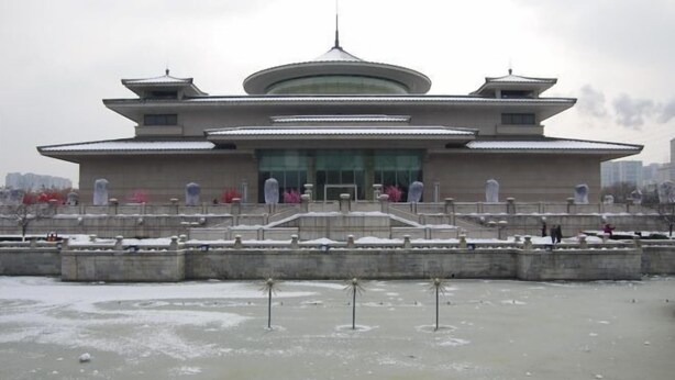 A traditional building with a central dome and two smaller structures on either side, surrounded by a moat with stone lanterns. - Ji Hotel (Xi'an High-Tech Zone Tangyan Road) (Xi'an)