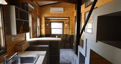 Secluded Wooded Charmant Chalet "Theme" Tiny Home - Off Grid