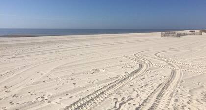 *Quite & Cozy Romantic Beach Gateway for 2. Walk to the Beach, 4 mins to D-Town*